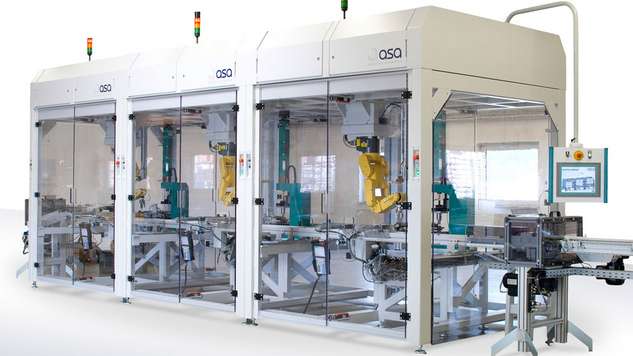 [Translate to Spain:] Assembly line consisting of three robot cells with three press stations